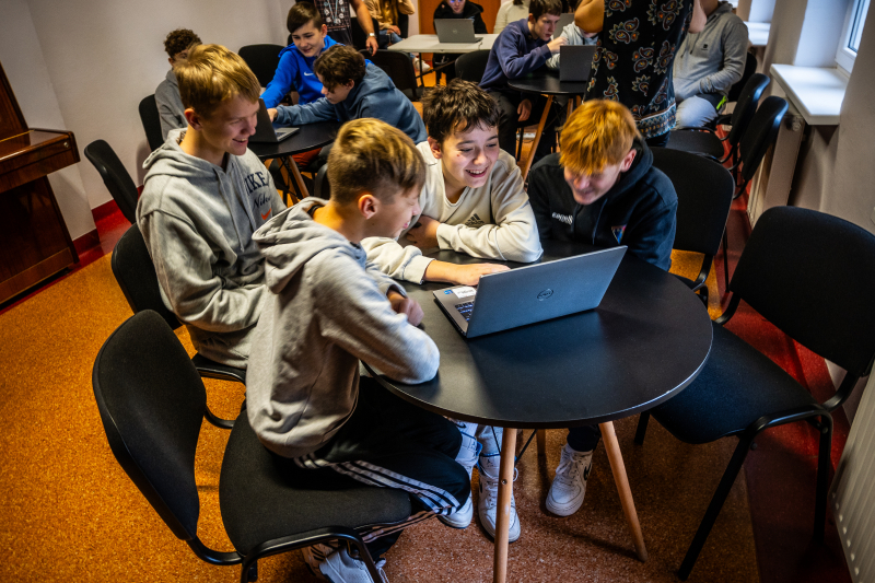 „Let's Art - Masz Fart!” - tworzenie materiałów graficznych i promocyjnych w bibliotece