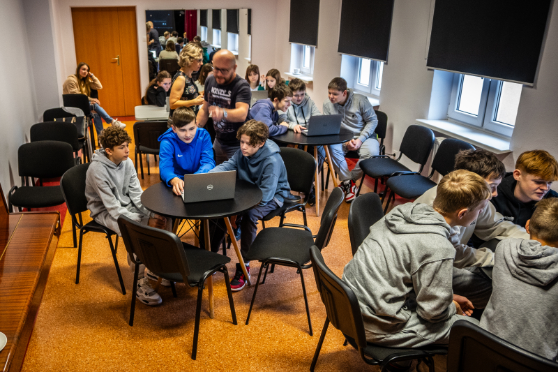 „Let's Art - Masz Fart!” - tworzenie materiałów graficznych i promocyjnych w bibliotece