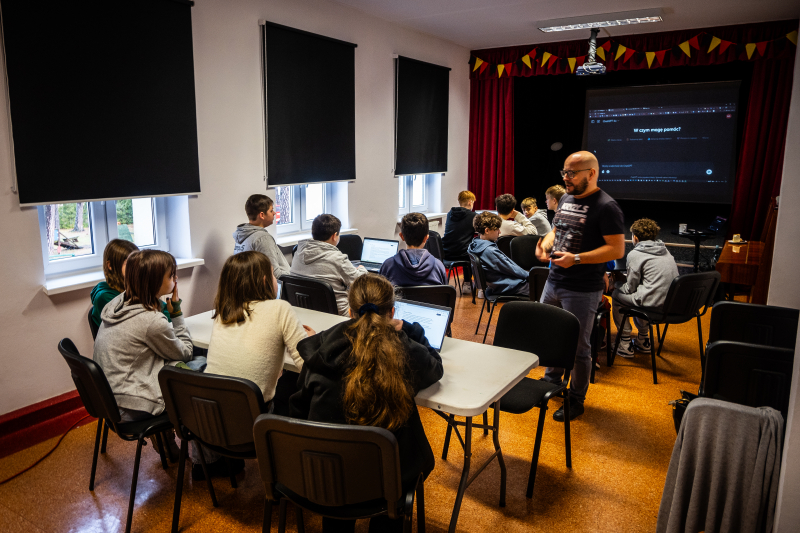 „Let's Art - Masz Fart!” - tworzenie materiałów graficznych i promocyjnych w bibliotece