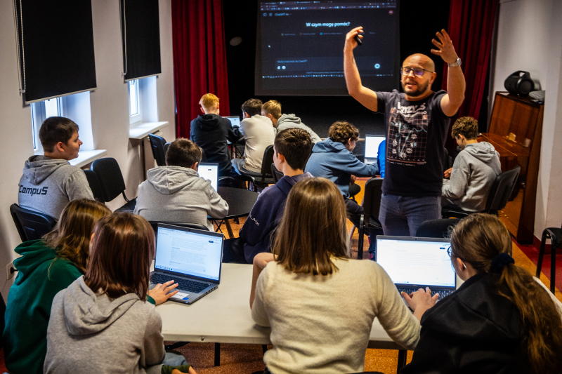 „Let's Art - Masz Fart!” - tworzenie materiałów graficznych i promocyjnych w bibliotece