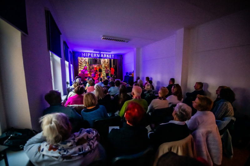 Hipermarket pełen śmiechu - sukces grupy kabaretowej „A czemu nie…?”