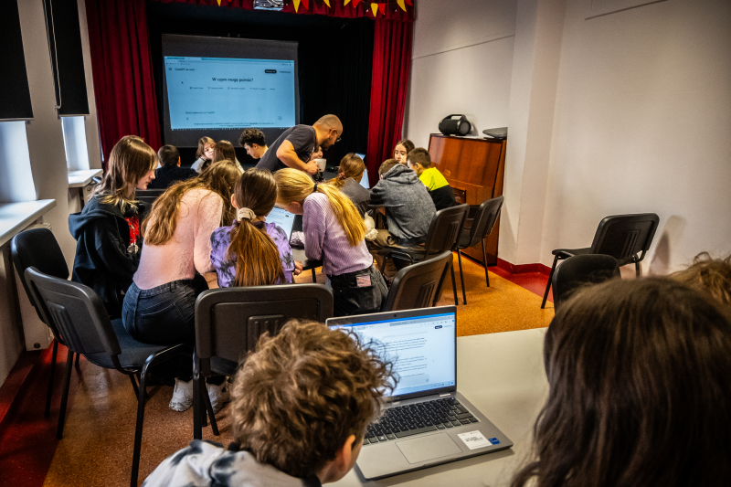 „Let's Art - Masz Fart!” - tworzenie materiałów graficznych i promocyjnych w bibliotece