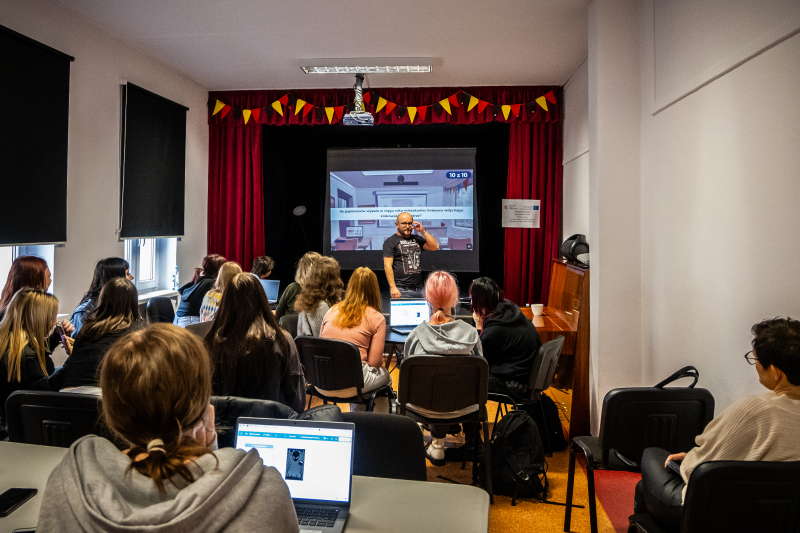 „Let's Art - Masz Fart!” - grafika komputerowa dla młodzieży z wykorzystaniem AI