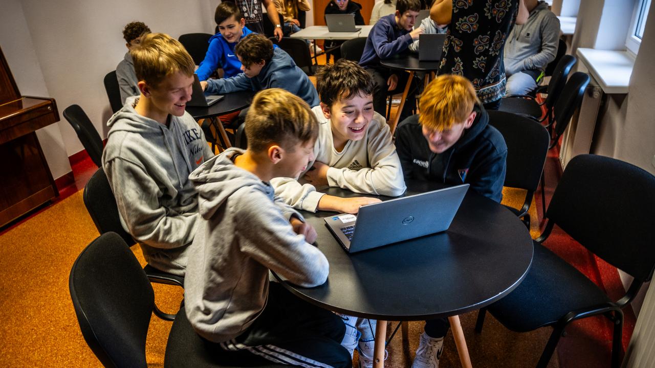 „Let's Art - Masz Fart!” - tworzenie materiałów graficznych i promocyjnych w bibliotece