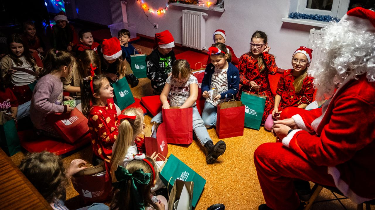 Mikołaj, elfki i kakao z piankami