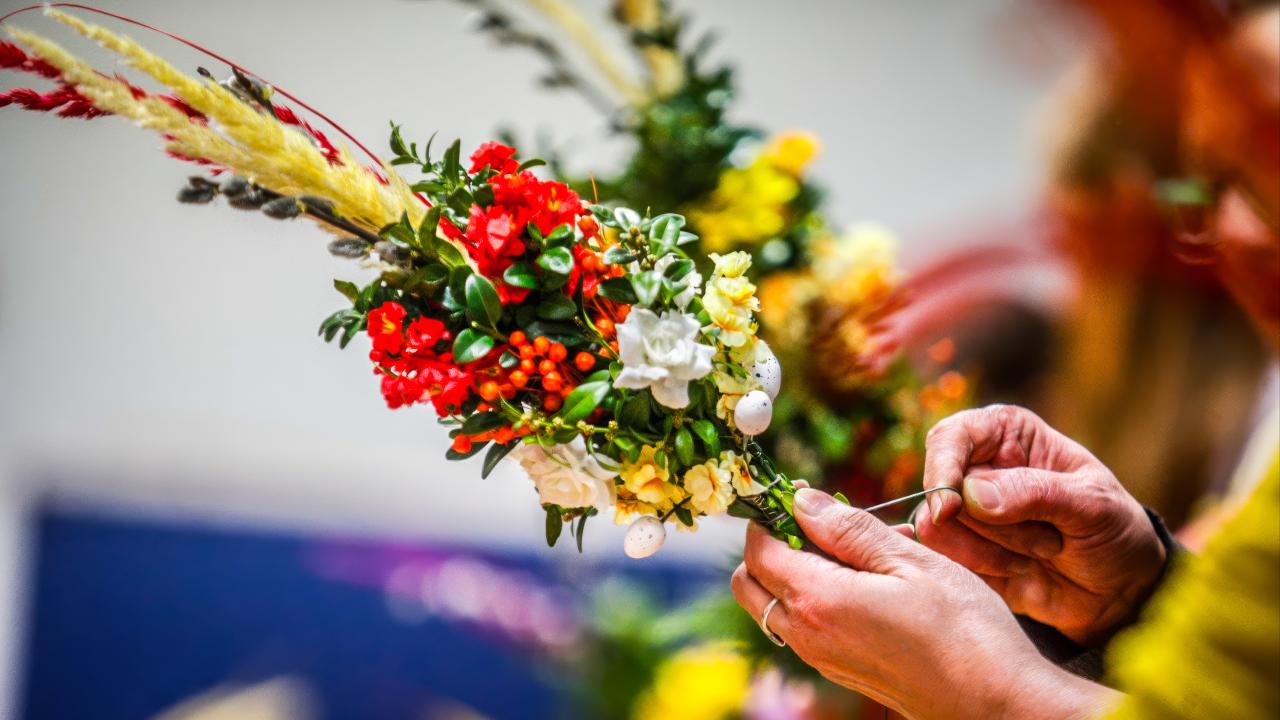Warsztaty robienia palm wielkanocnych w Silnowie